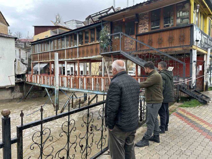 Çatak’ta aşırı yağış nedeniyle köprü ve üstündeki kafe tedbiren kapatıldı
