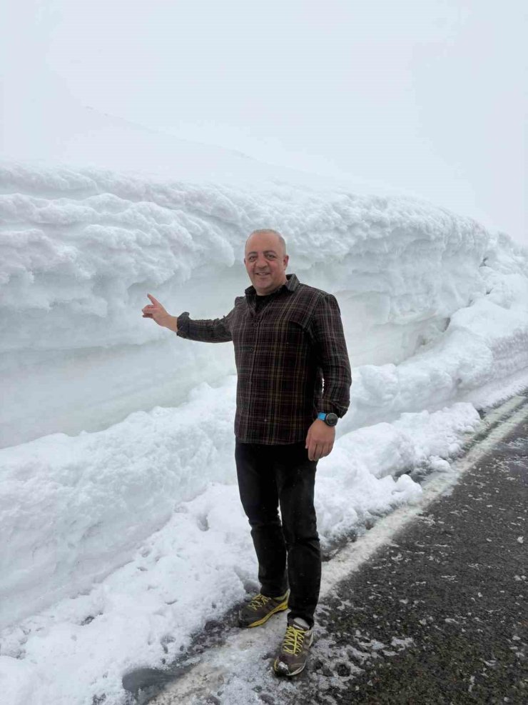 Nisan ortasında kış geri döndü: Kars-Erzurum karayolu beyaza gömüldü