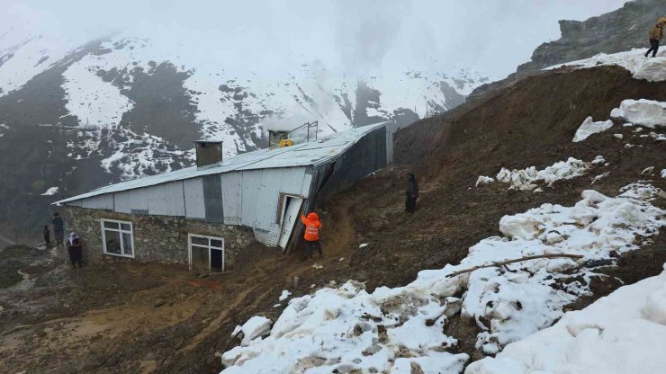 Bahçesaray’da heyelan bir eve zarar verdi
