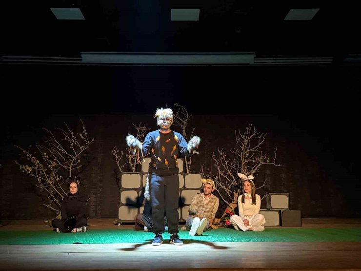 Erzincan’da çocuklara özel tiyatro gösterisi sahnelendi