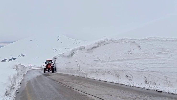 Erzurum’da 2 bin 885 rakımlı zorlu sınav: Palandöken Geçidi’nde kar ve tipi mesaisi