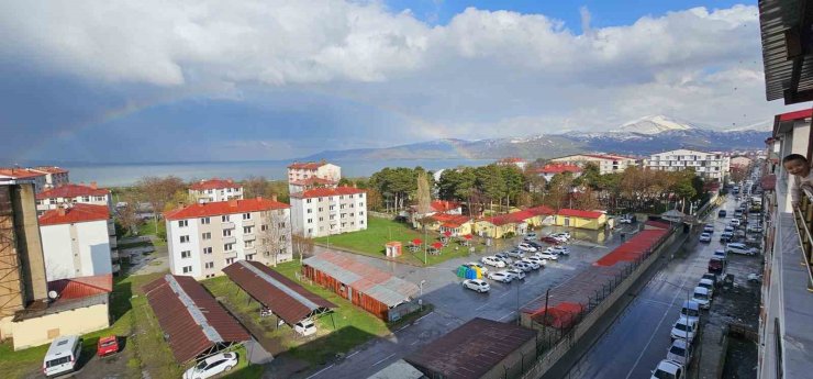 Tatvan’da gökkuşağı görsel şölen sundu