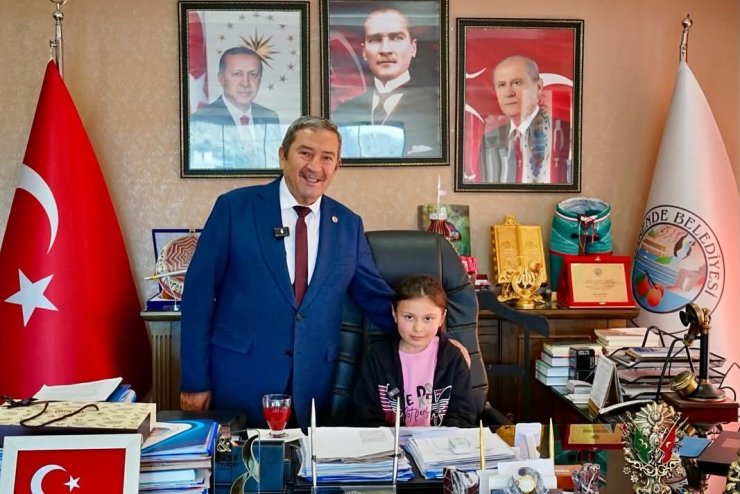 Darende Belediyesi’nde 23 Nisan’da makam çocuklara emanet edildi