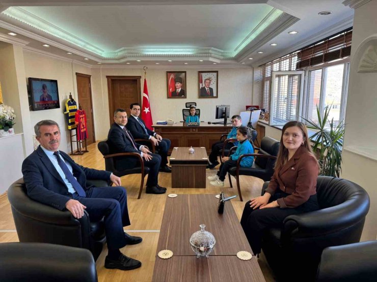 Kaymakam Tutay koltuğunu öğrencilere devretti