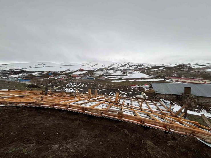 Ardahan’da şiddetli rüzgar çatıları uçurdu