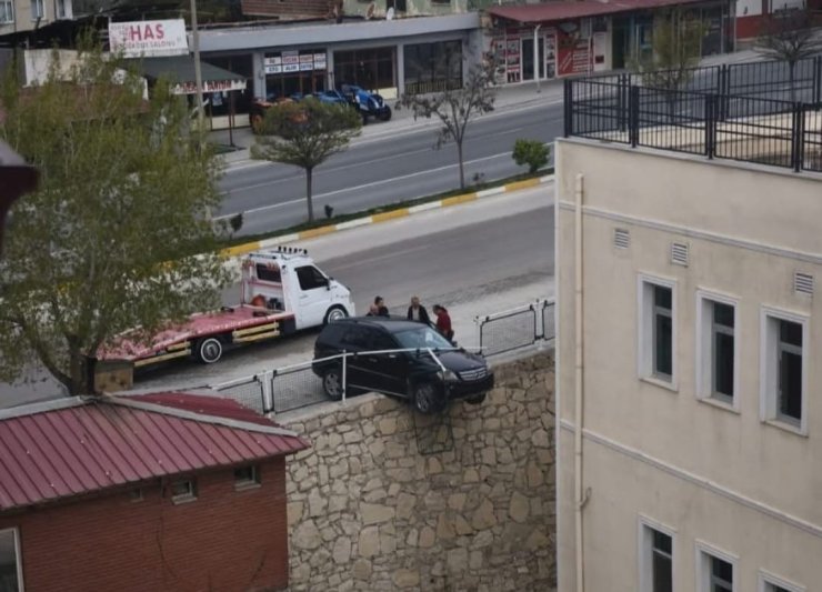 Kontrolden çıkan araç istinat duvarında asılı kaldı