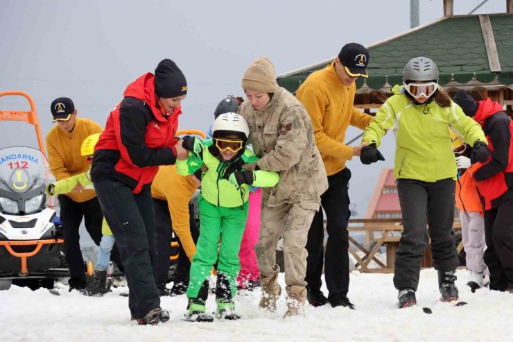 Palandöken’de sevgiye uzanan jandarma eli