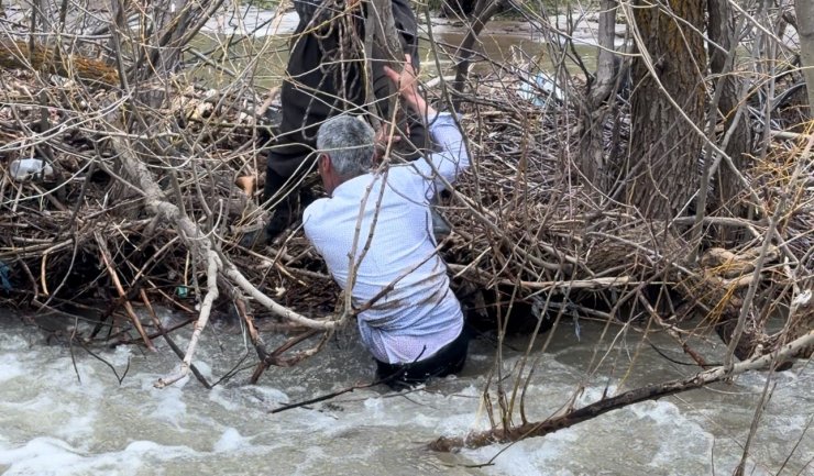 Şemdinli’de dereye düşen çocuk için seferberlik başlatıldı