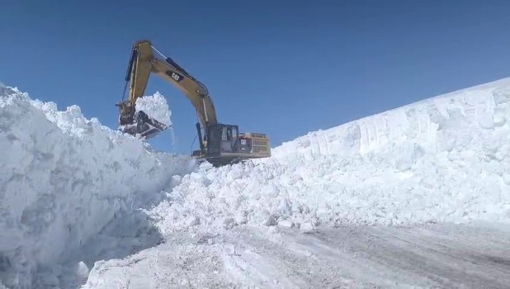 Erzurum’da 2 bin 900 rakımda karla mücadele