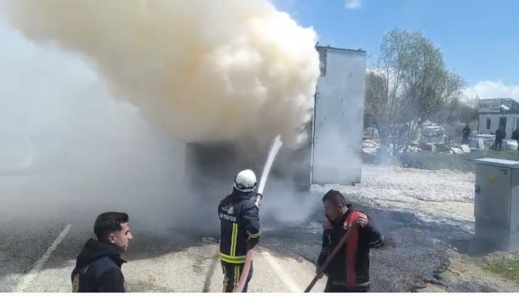 Van’da seyir halindeki tırın dorsesi yandı