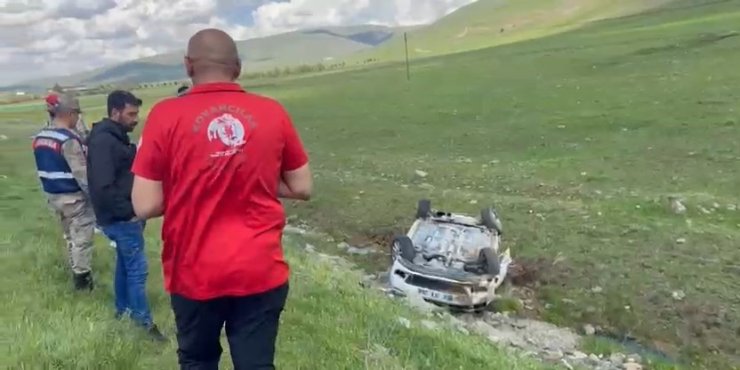 Elazığ’da otomobil şarampole devrildi: 3 yaralı