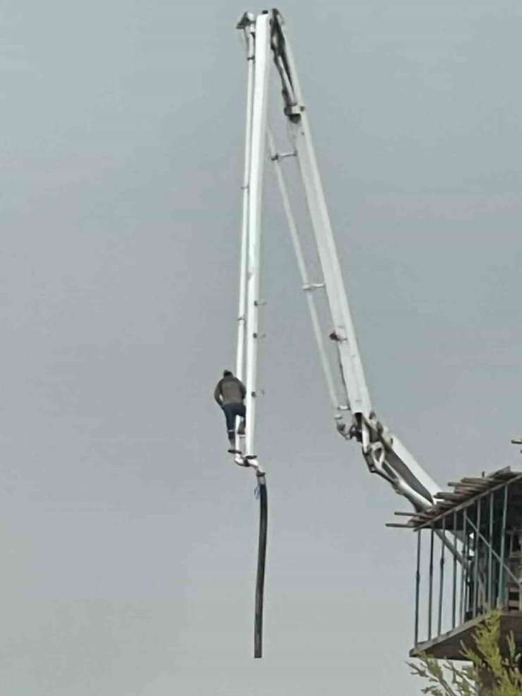 Beton pompasının üzerinde metrelerce yüksekliğe çıkan işçi, canını hiçe saydı