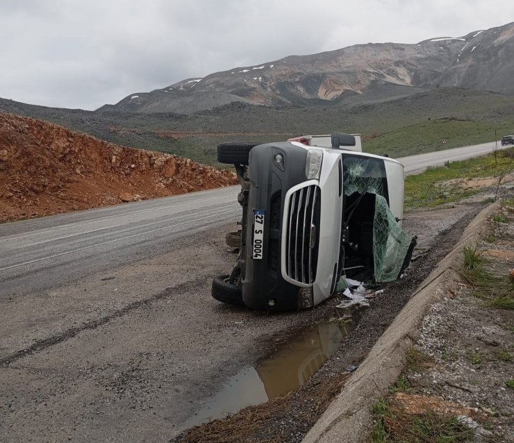 Taziyeye gidenleri taşıyan minibüs devrildi: 11 yaralı
