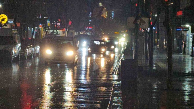 Elazığ’da sağanak yağış etkisini sürdürüyor