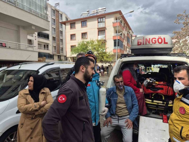 Bingöl’de dumanlar binayı sardı: 13 kişi dumandan etkilendi