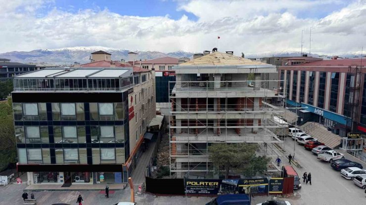 Erzincan’da çatıda tehlikeli çalışma kameraya yansıdı