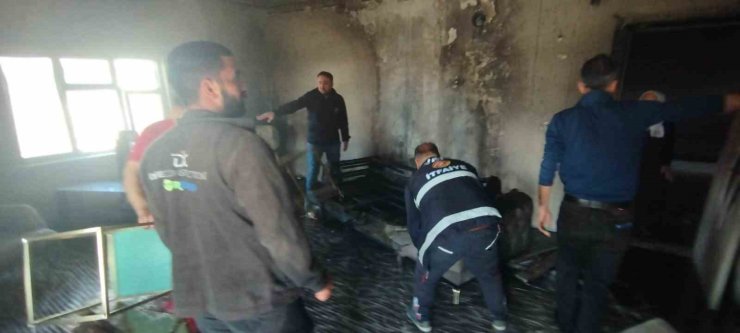Başkale’de ev yangını
