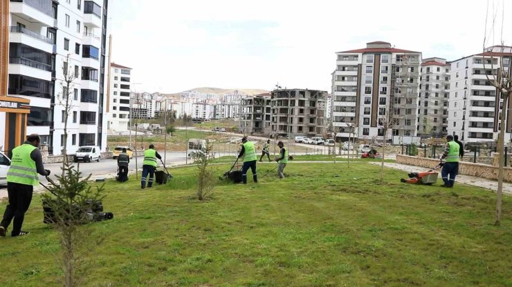 Elazığ’da kent genelinde yeşil alan çalışmaları sürüyor