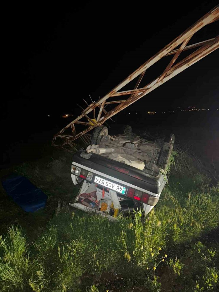Elektrik direğine çarpan otomobil ters döndü