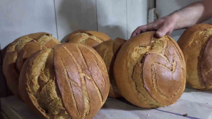 Ata tohumundan elde ettiği buğdayla ürettiği ekmekler yoğun talep görüyor