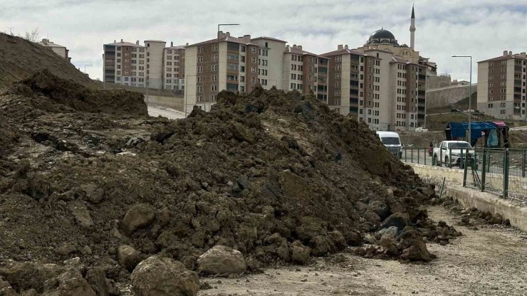 Yüksekova’da heyelan ulaşımı aksatıyor: Pizok yolunda ulaşım 1 aydır tek şeritten sağlanıyor