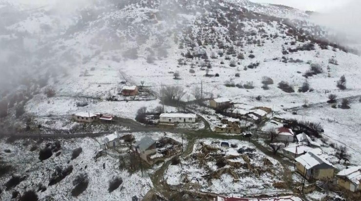 Mayısta kar sürprizi: Refahiye’de köyler beyaza büründü