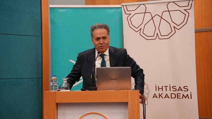 Rektör Akpolat, dijital çağda üniversitelerin geleceğini anlattı