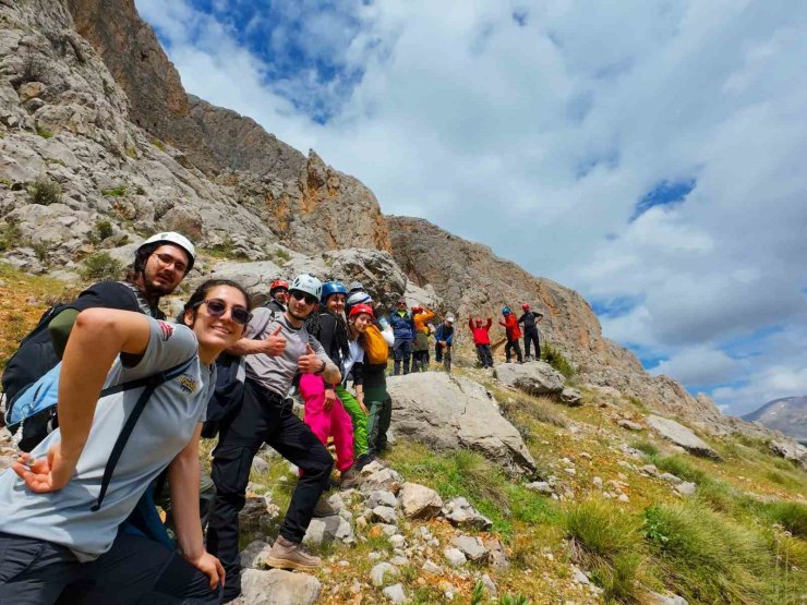 45 sporcu Kemaliye’nin zirvesinde buluştu