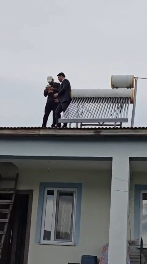 Köy ziyaretinde dikkat çeken anlar: Çatıda başlayan sohbet üyelikle sonuçlandı