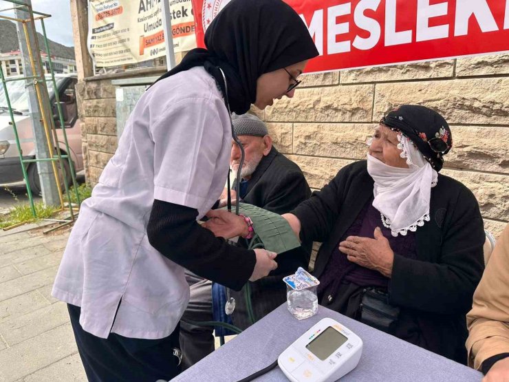 Maarifin kalbinde marifetli gençlik tansiyon ölçtü