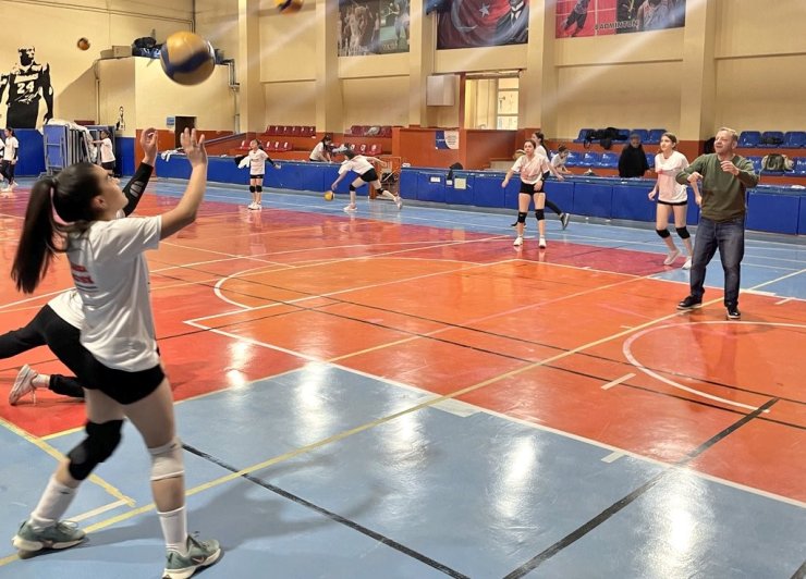 Filede vali sürprizi; Ziya Polat genç sporcularla voleybol oynadı
