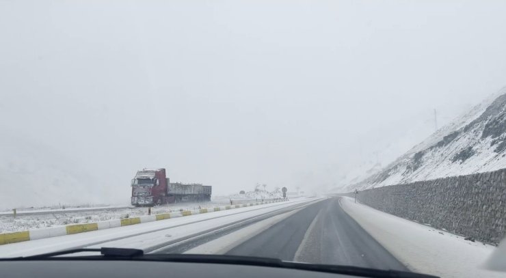 Erzincan’ın yüksek kesimlerinde kar yağışı etkili oldu