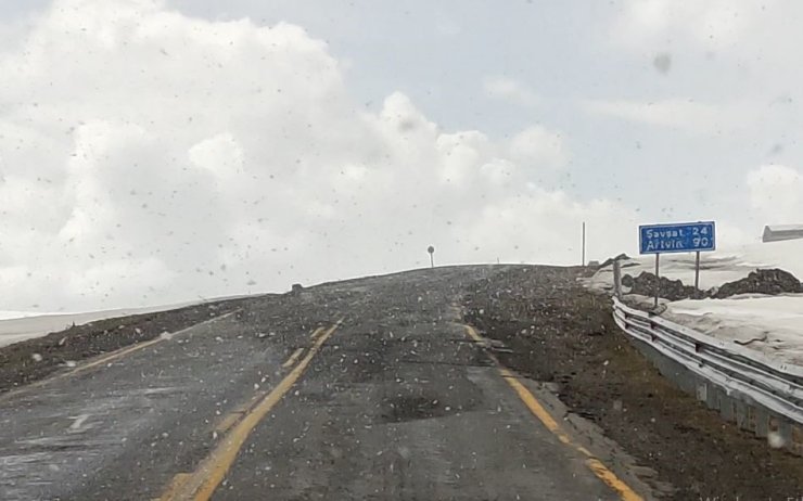 Ardahan’ın yüksek kesimlerinde kar yağışı etkili oldu