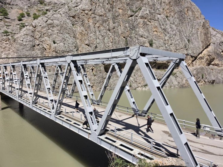 Kemaliye’de Şırzi Köprüsü akşam turizmine hazırlanıyor