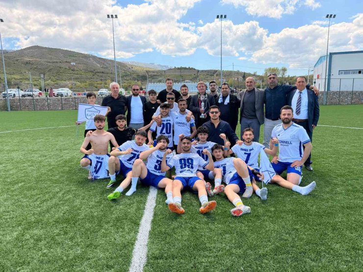 Sivricespor şampiyonluk kupasını kaldırdı