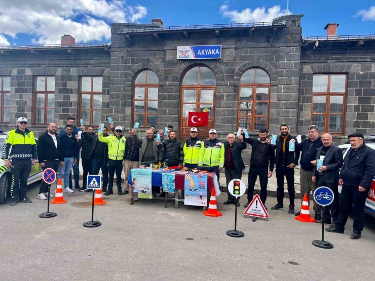 "Bir Kural Bir Ömür" Uyarısı: Akyaka’da trafik denetiminde hayat kurtaran bilgilendirme
