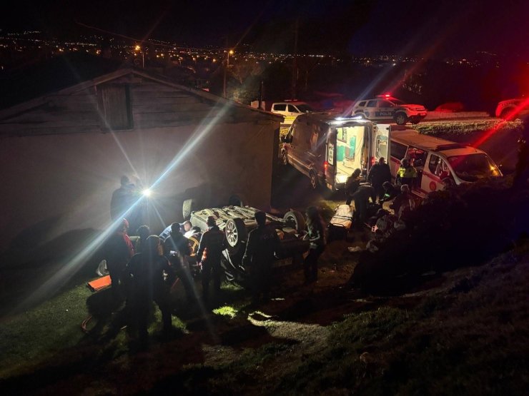 Erzincan’da otomobil evin bahçesine devrildi: 2 yaralı