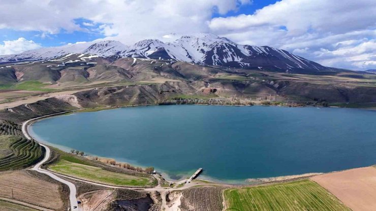 Süphan Dağı ve Aygır Gölü’nün bahar manzarası hayranlık uyandırıyor