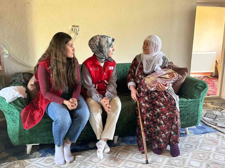 Kızılay gönüllülerinden Anneler Günü ziyareti