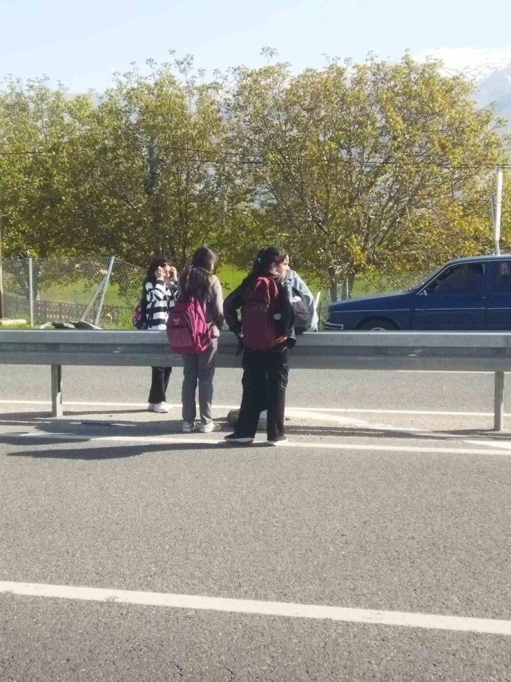 Terzibaba Mahallesi’nde öğrencilerin ulaşım tepkisi: "Çocuklar ölüm yolunda yürümek zorunda kalıyor"