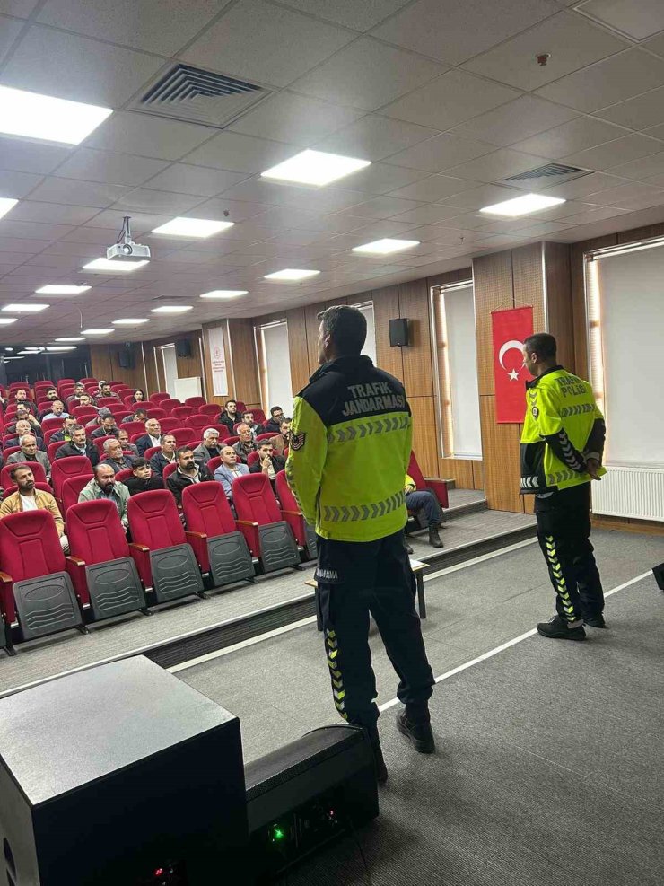 Patnos’ta okul servis şoförlerine trafik eğitimi verildi