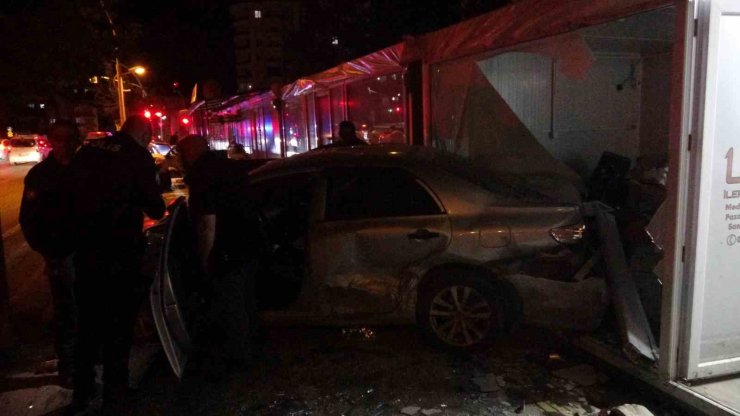 Kontrolden çıkan otomobilin çarptığı araç iş yerine daldı