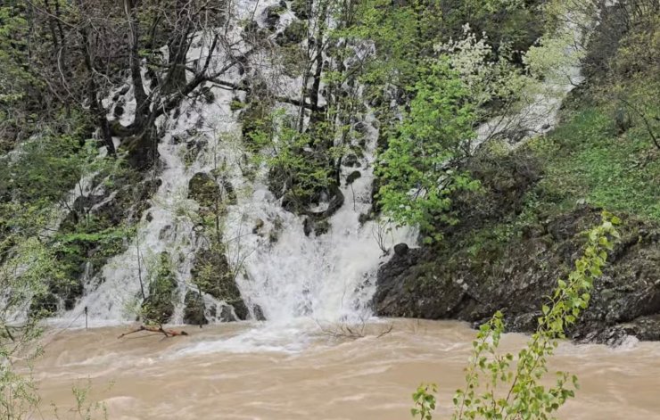 Munzur Vadisi’nde kar suları doğal şelaleler oluşturdu