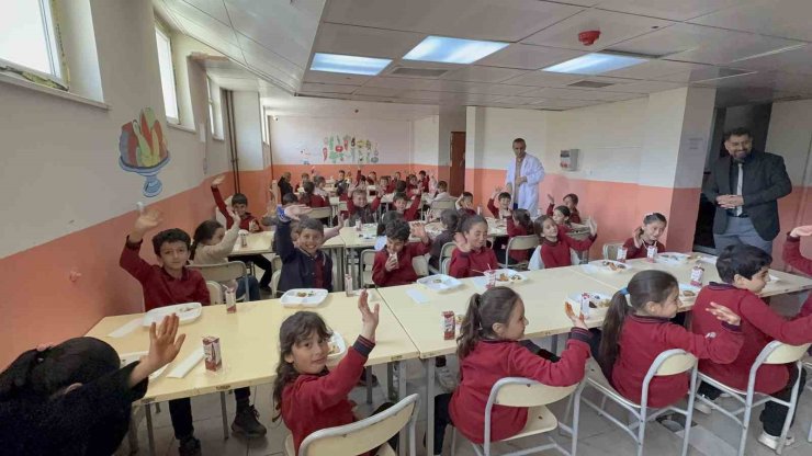 Tatvan Mesleki Eğitim Merkezi, köy okulu öğrencilerinin yüzünü güldürdü
