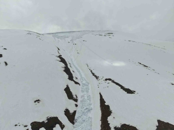 Kandilli Sıra Dağları’ndaki çığın izleri havadan görüntülendi