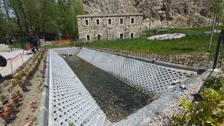 Van’da görsel şölen: İnci kefalleri tarihi Horhor Camii’ne konuk oldu