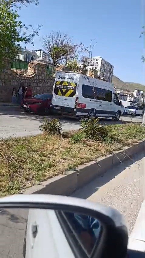 Öğrenci servisinin metrelerce ters yönde ilerlediği anlar kamerada