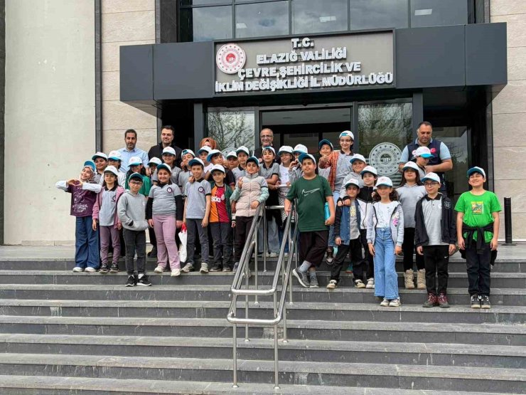 Elazığ’da minikler topladıkları kapakları çevre için teslim etti