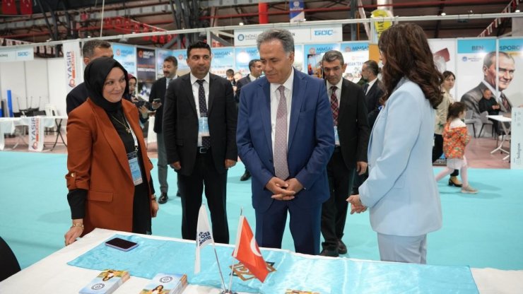 Rektör Akpolat, İpek Yolu Kariyer Fuarı’ndaki stantları ziyaret etti