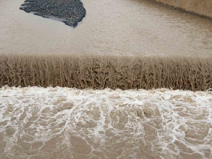 Karasu Nehri taştı, ekili alanlar suya gömüldü